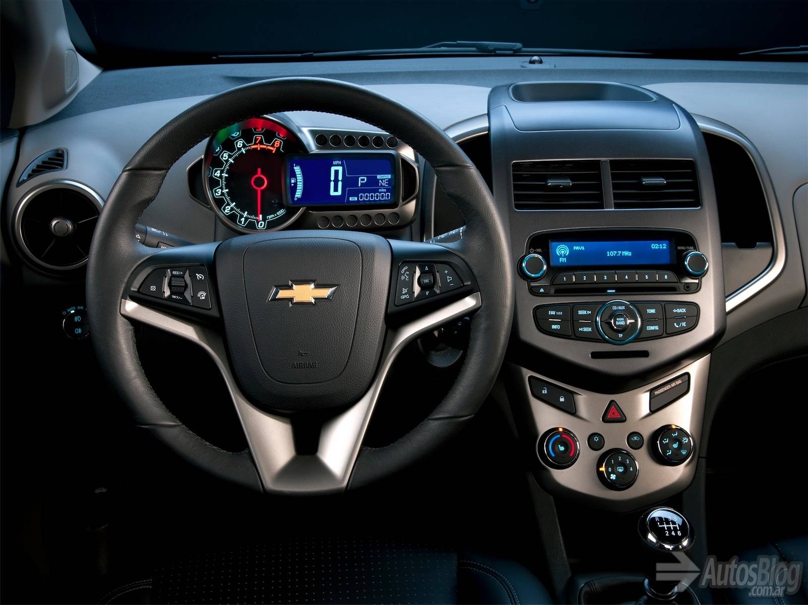 Chevrolet_Sonic_Hatchback_5P_2012-02