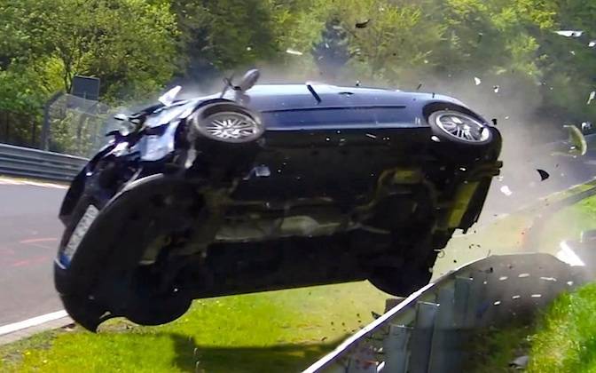 Volkswagen-Golf-Nurburgring-accidente-video