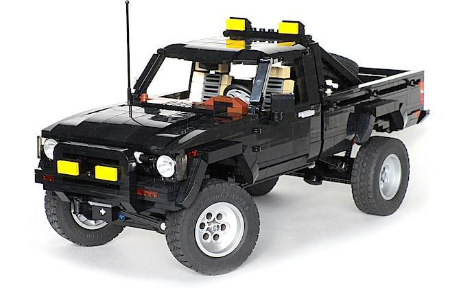 Toyota-Hilux-1980-Lego-2