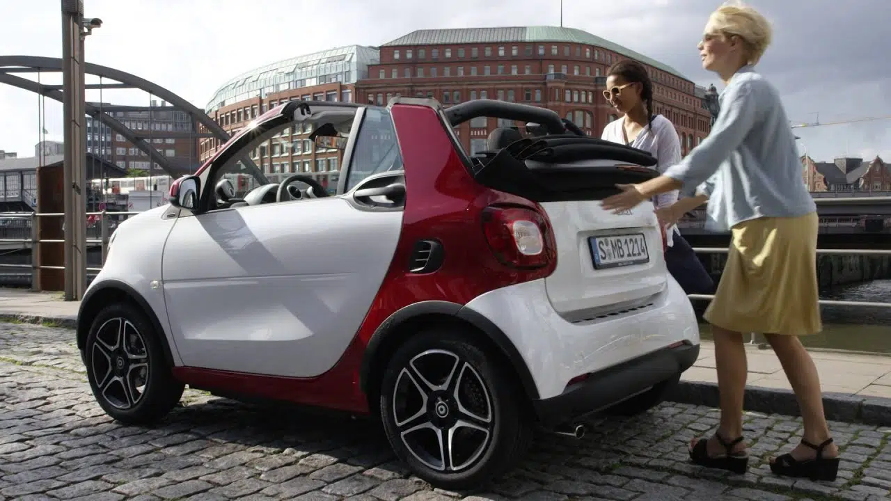 Video: El Nuevo Smart Fortwo Cabrio Se Muestra En Acción