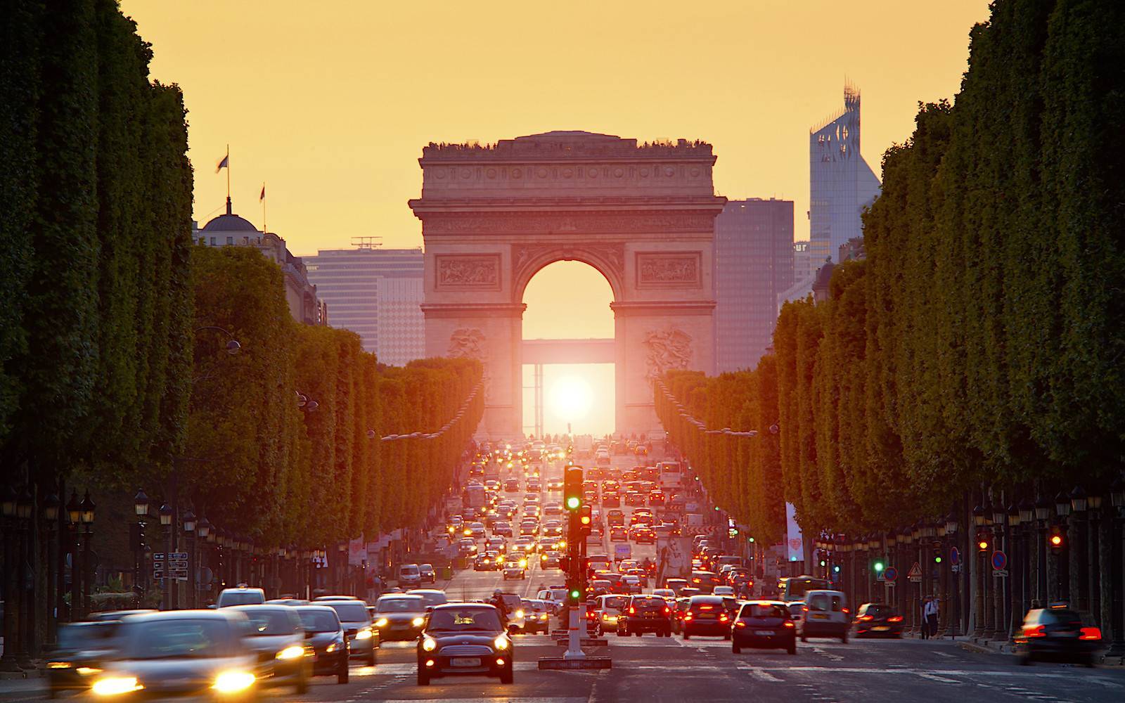 Paris, Arc de Triomphe al atardecer.