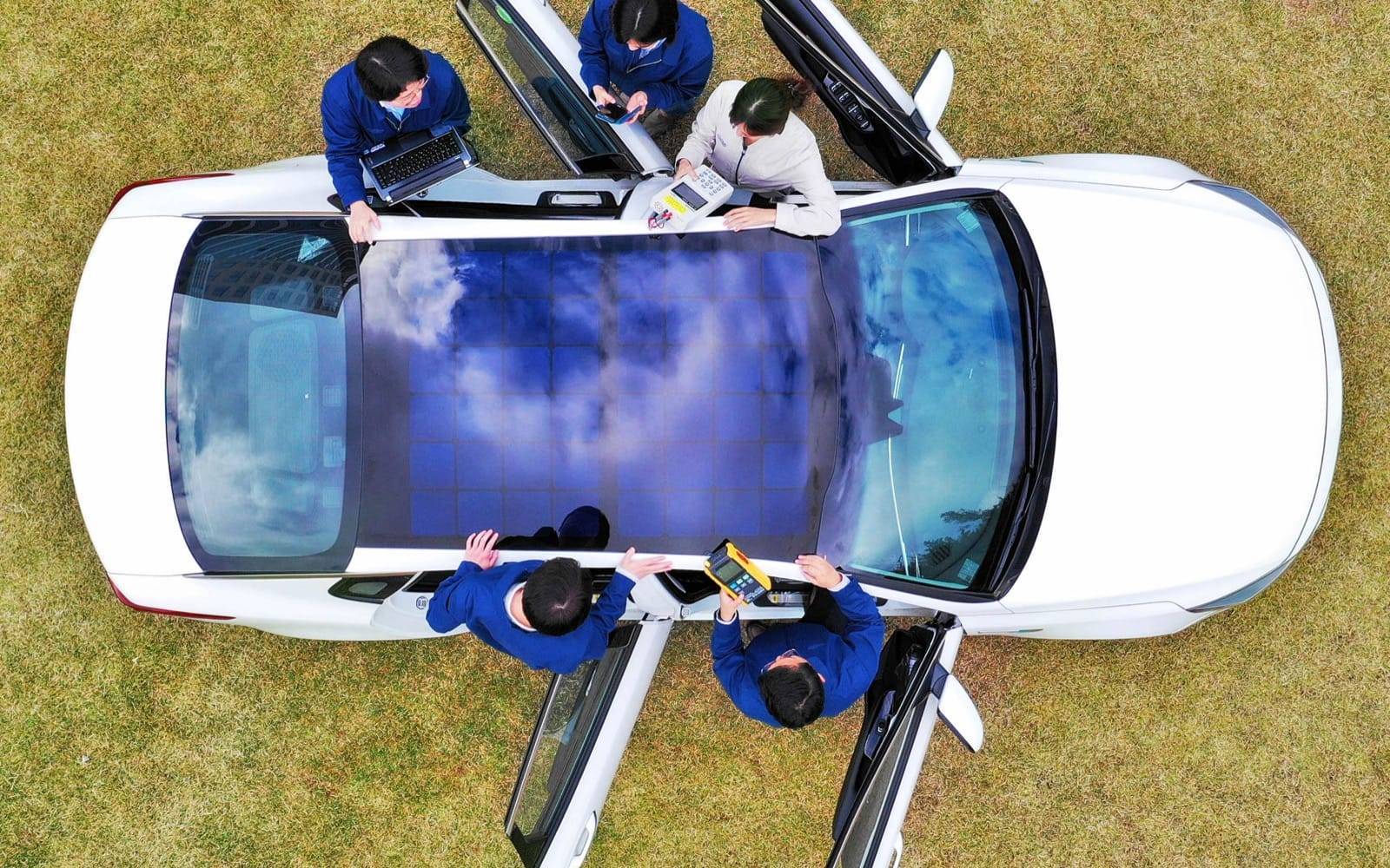 2018103157356780 Los modelos de Hyundai y Kia tendrán placas solares para recargar baterías
